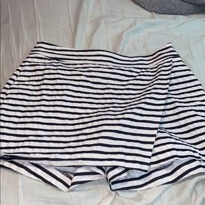 Womens crown and ivy size 4 skorts